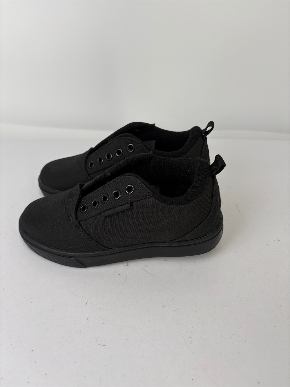 🪺 Heelys Kids Black Canvas Skate Sneakers